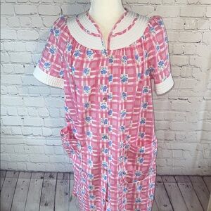 Small Vintage  “House Dress” Pink and white. Snap closure. Exc condition
